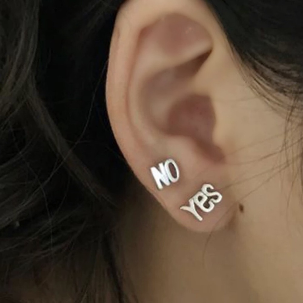 Yes / NO EARRINGS